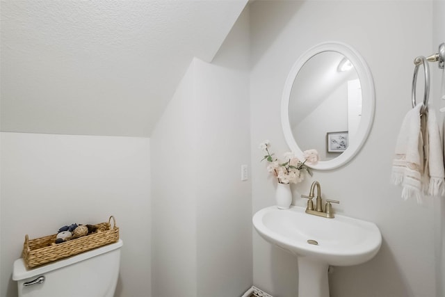 7015 Timber Edge Ln, Humble, TX 77346 - bathroom featuring toilet, vaulted ceiling, and a sink