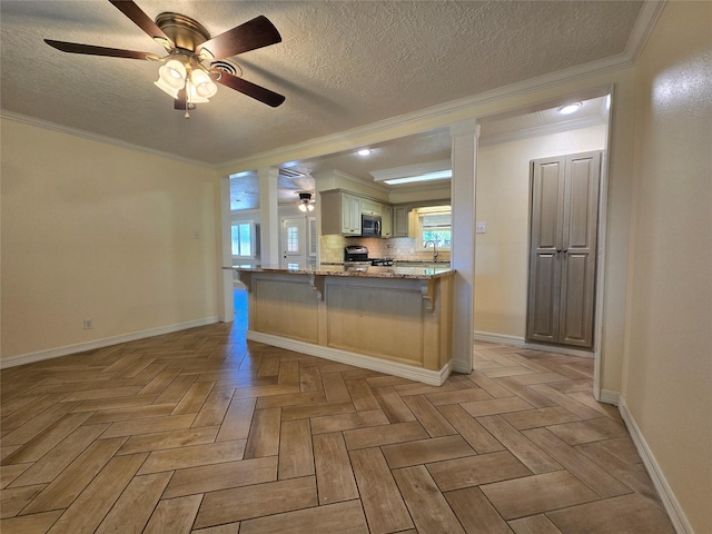 2527 Willowby Dr, Houston, TX 77008 - kitchen featuring crown molding, stove, a textured ceiling, a ceiling fan, and plenty of natural light