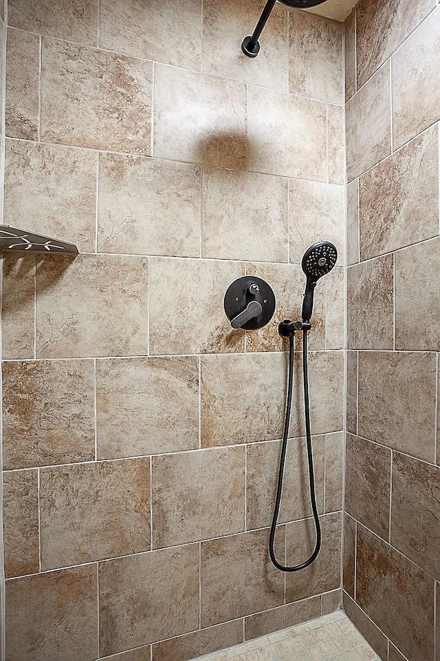 details featuring tiled shower