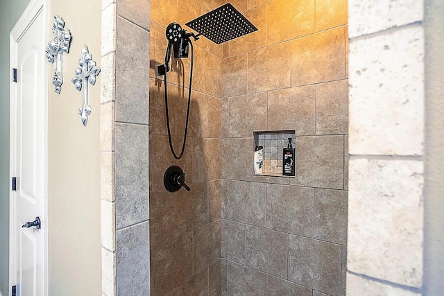 interior details with a tile shower and arched walkways