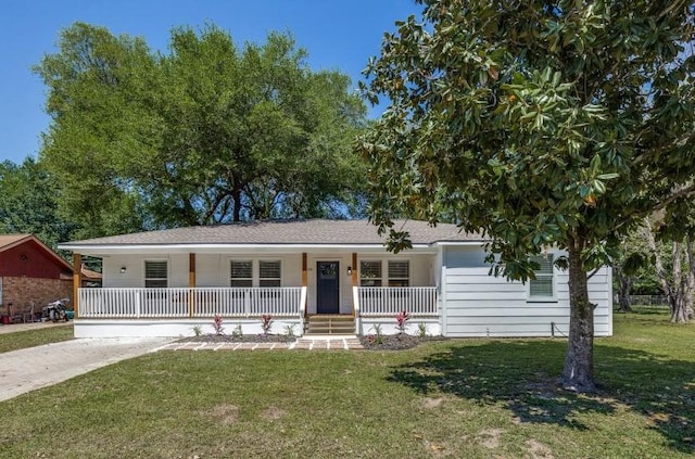 ranch-style house featuring a front lawn and a porch