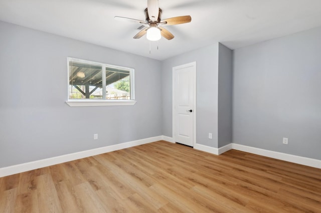 unfurnished room featuring light wood finished floors, baseboards, and ceiling fan