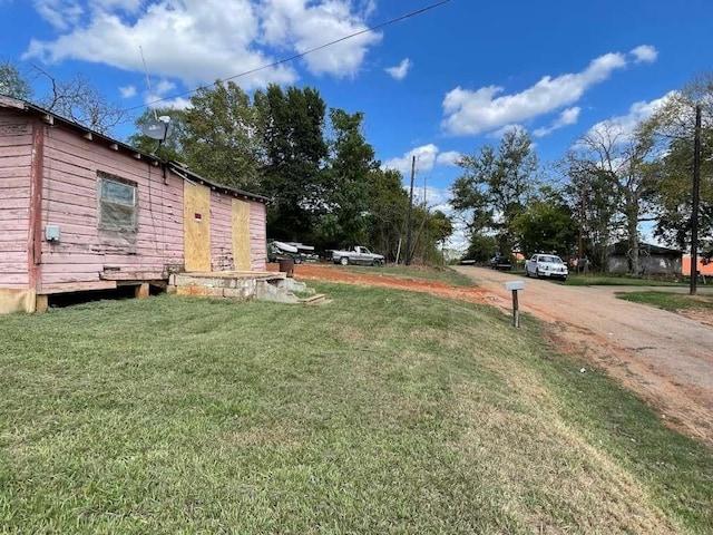 view of yard with driveway