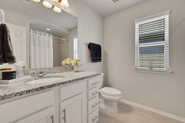 full bathroom featuring baseboards, toilet, curtained shower, and vanity