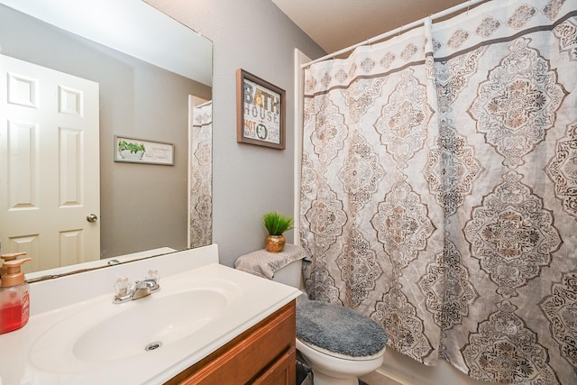 bathroom featuring a shower with curtain, vanity, and toilet