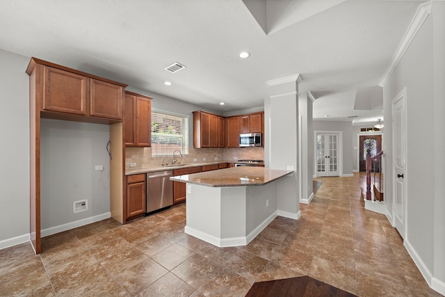 kitchen with visible vents, a sink, recessed lighting, stainless steel appliances, and backsplash