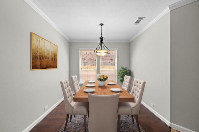 dining area featuring visible vents, ornamental molding, baseboards, and wood finished floors