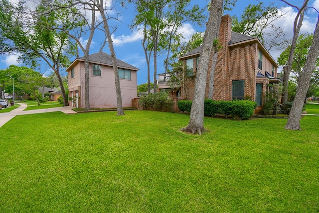 view of yard with driveway