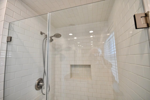 5718 Benning Dr, Houston, TX 77096 - bathroom featuring a tile shower