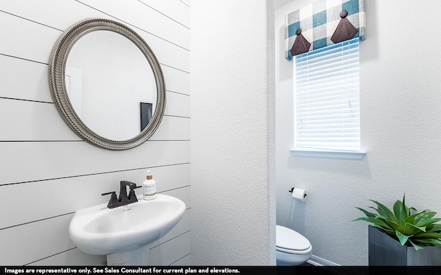 13724 Seneca Lake Dr, Texas City, TX 77568 - half bath featuring toilet, a textured wall, and a sink
