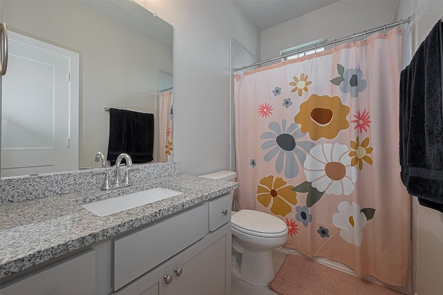 full bathroom with toilet, a shower with shower curtain, and vanity