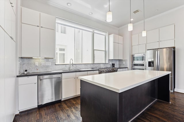 kitchen with stainless steel appliances, visible vents, a sink, crown molding, and decorative backsplash