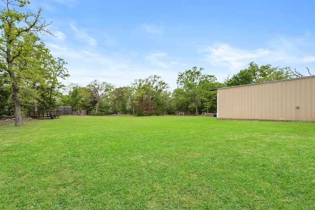 view of yard with an outbuilding