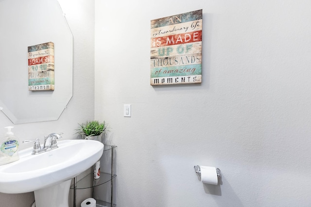 bathroom featuring a sink