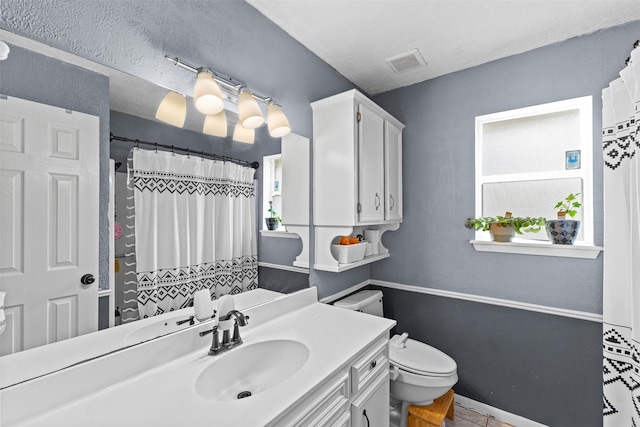 full bath with toilet, a shower with curtain, visible vents, and vanity