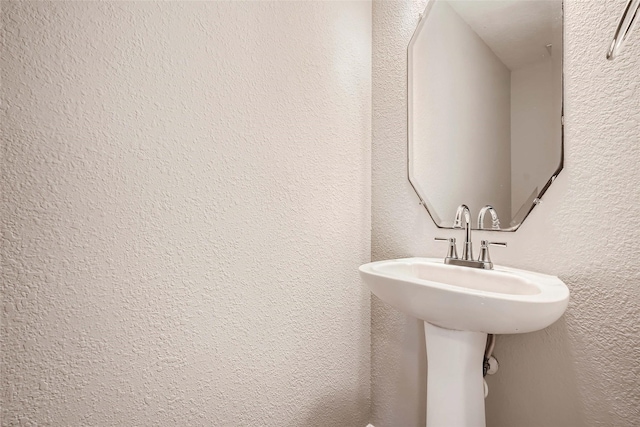 514 Remington Green Ct, Houston, TX 77073 - bathroom featuring a textured wall