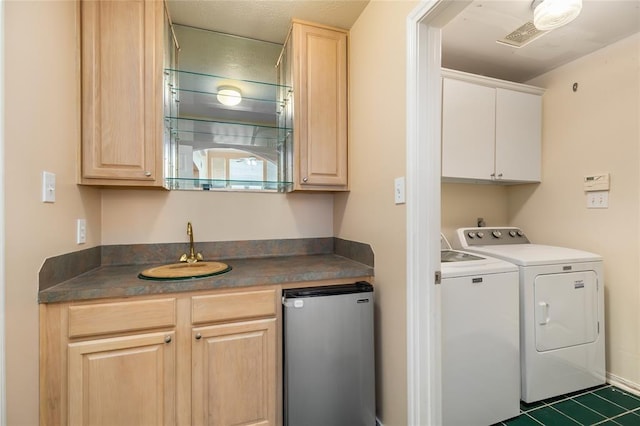 washroom featuring a sink and washing machine and dryer