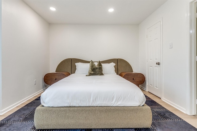 bedroom featuring light wood-style floors, baseboards, and recessed lighting