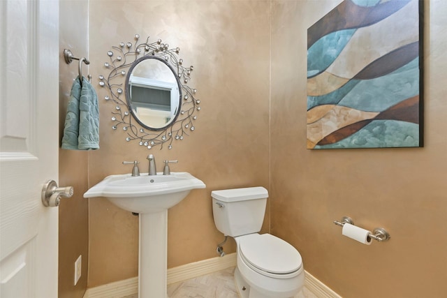 15431 Greens Cove Way, Houston, TX 77059 - half bath featuring toilet, baseboards, and a sink