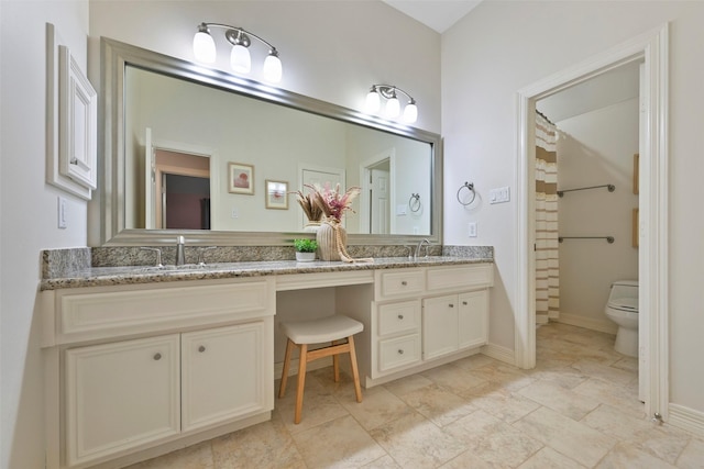 15431 Greens Cove Way, Houston, TX 77059 - full bathroom with double vanity, toilet, a shower with curtain, and baseboards