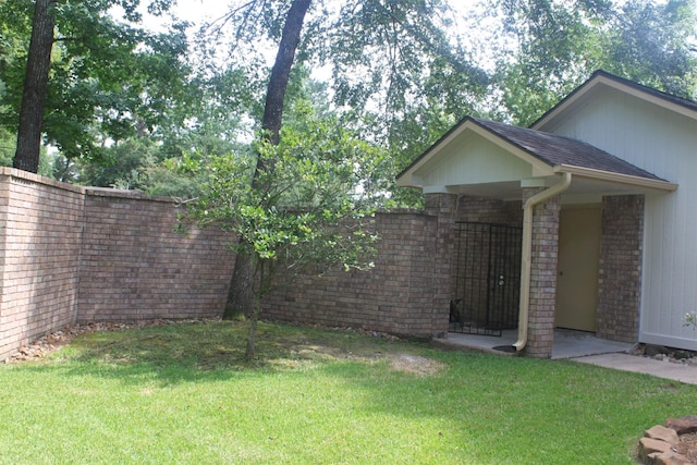 view of yard featuring fence