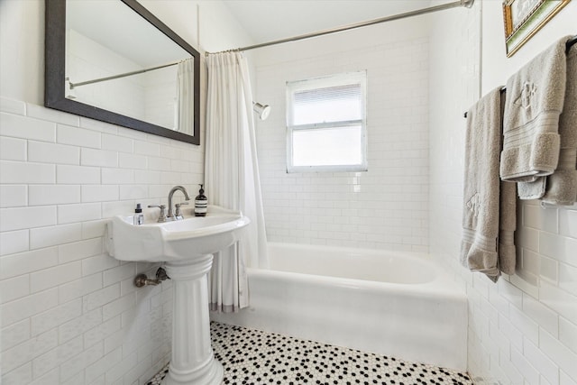 719 Key St, Houston, TX 77009 - bathroom with tile walls and shower / tub combo