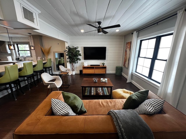 living room featuring a ceiling fan, baseboards, dark wood-style flooring, and recessed lighting