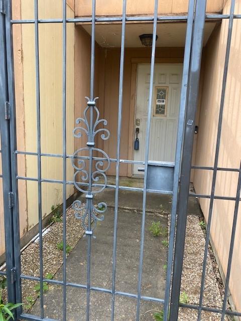 12207 Mckamy Dr, Houston, TX 77067 - exterior view of a gate