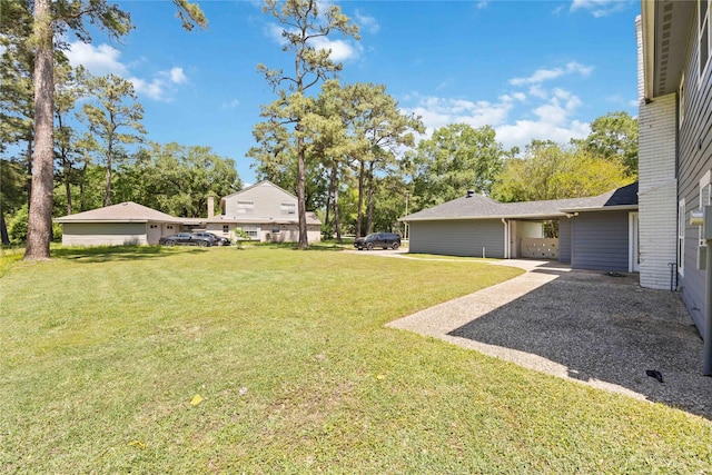 view of yard featuring gravel driveway