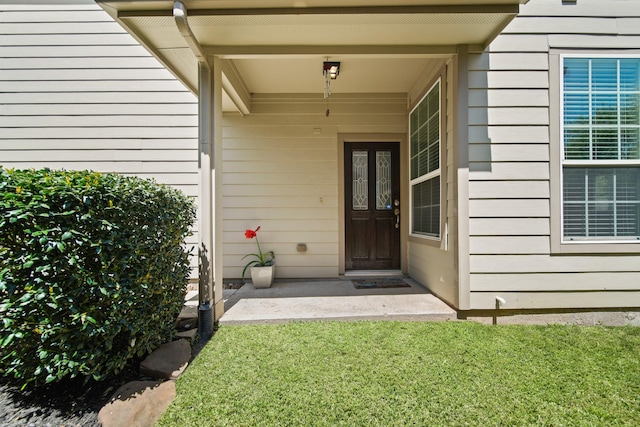 property entrance featuring a yard