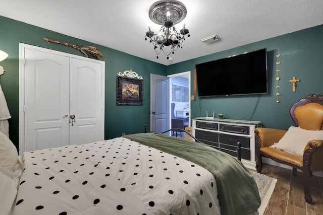 8319 Lemongrass Ave, Baytown, TX 77521 - bedroom featuring a chandelier, a closet, visible vents, and wood finished floors