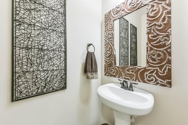 bathroom featuring a sink