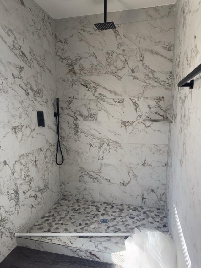6416 Eagle Pass St, Houston, TX 77020 - bathroom featuring a tile shower