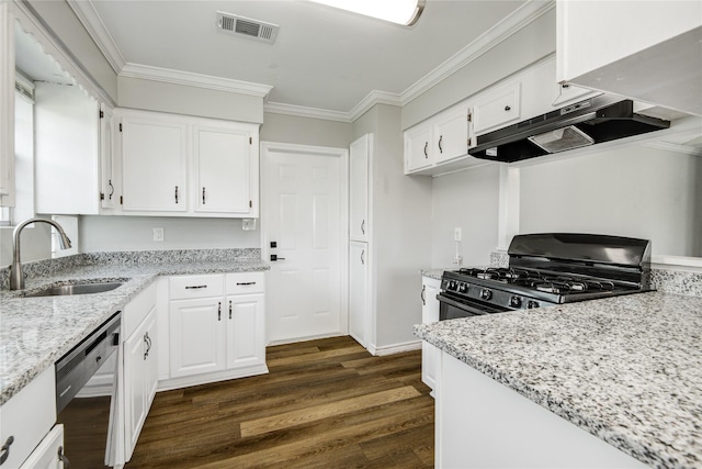 kitchen with visible vents, a sink, black gas stove, under cabinet range hood, and dishwashing machine