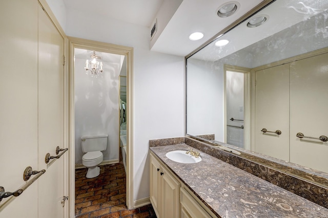 7628 Del Monte Dr, Houston, TX 77063 - full bath featuring vanity, baseboards, an inviting chandelier, toilet, and brick floor