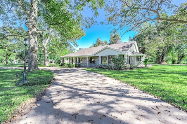 view of front of property featuring a front yard and aphalt driveway