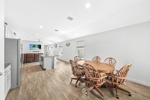 dining area featuring recessed lighting, light wood-style flooring, baseboards, and ceiling fan