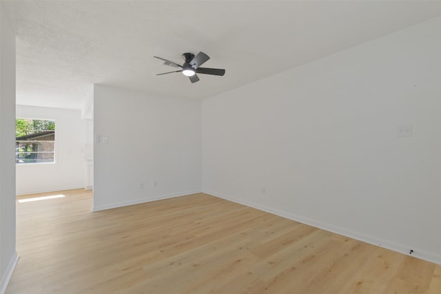 unfurnished room featuring light wood-style flooring, baseboards, and ceiling fan