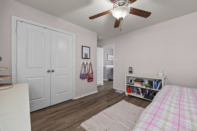 6857 Dogwood Cliff Ln, Dickinson, TX 77539 - bedroom featuring ceiling fan, a closet, baseboards, and wood finished floors