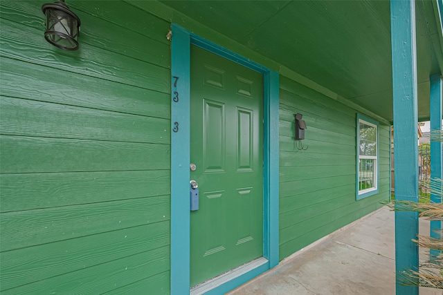 doorway to property with covered porch