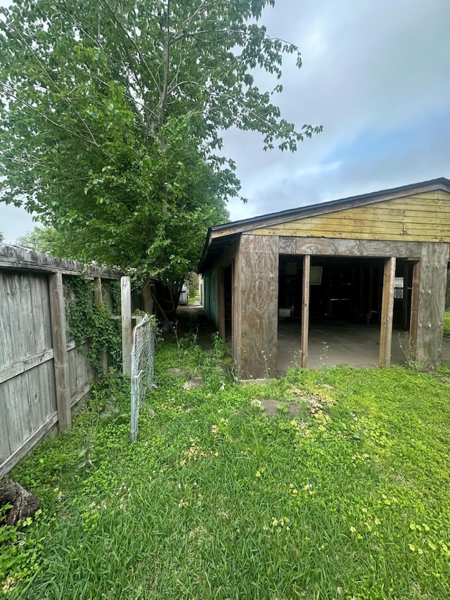 view of outdoor structure featuring an outdoor structure and fence