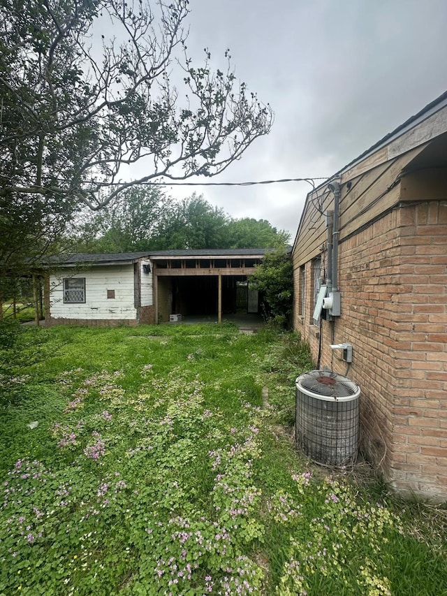 view of yard with a carport