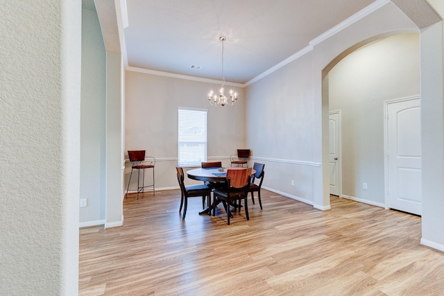 dining room featuring crown molding, visible vents, arched walkways, light wood-style flooring, and a notable chandelier