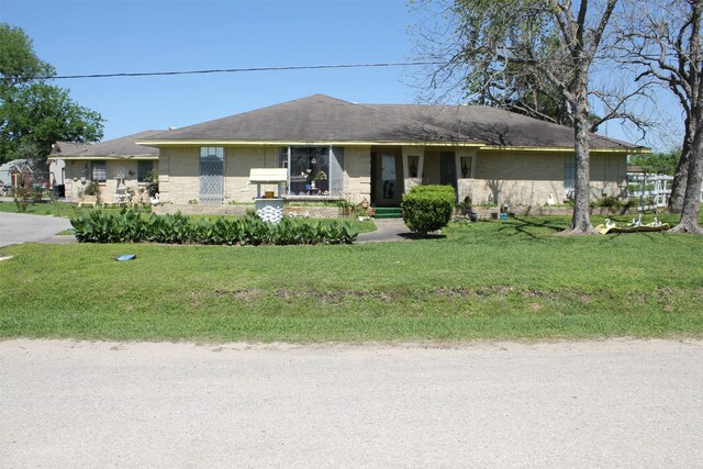 single story home with a front lawn