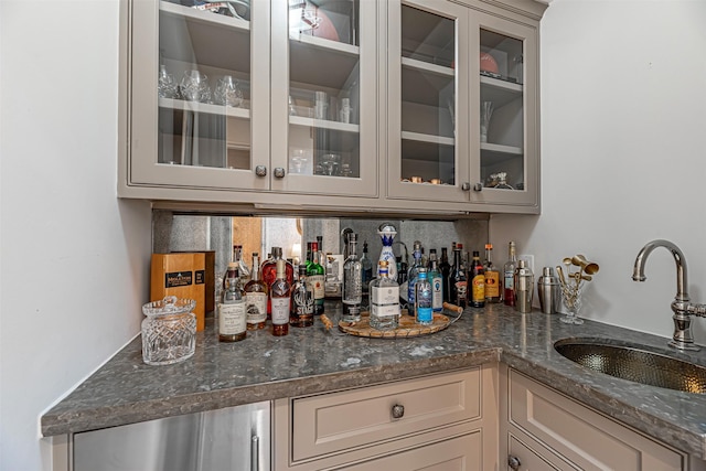 3028 Locke Ln, Houston, TX 77019 - indoor wet bar with backsplash