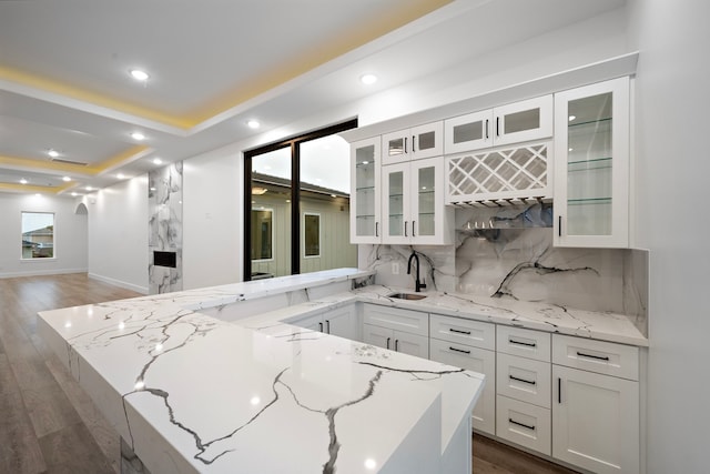 1303 Oahu Dr, Tiki Island, TX 77554 - bar area featuring tasteful backsplash, a sink, recessed lighting, wood finished floors, and arched walkways