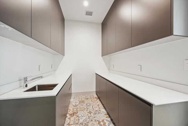 310 E Cowan Dr, Houston, TX 77007 - laundry room featuring a sink, visible vents, baseboards, and recessed lighting