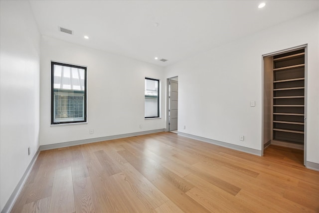 310 E Cowan Dr, Houston, TX 77007 - unfurnished bedroom featuring a spacious closet, recessed lighting, visible vents, and light wood-style flooring