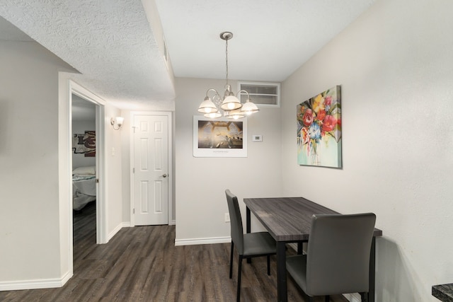 dining room featuring an inviting chandelier, dark wood-type flooring, visible vents, and baseboards