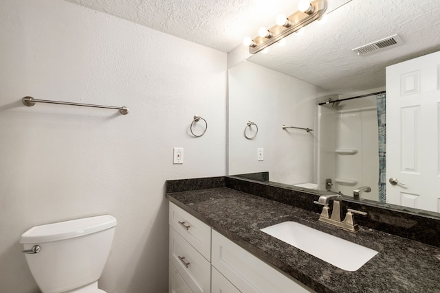 full bathroom featuring a textured ceiling, vanity, curtained shower, toilet, and visible vents